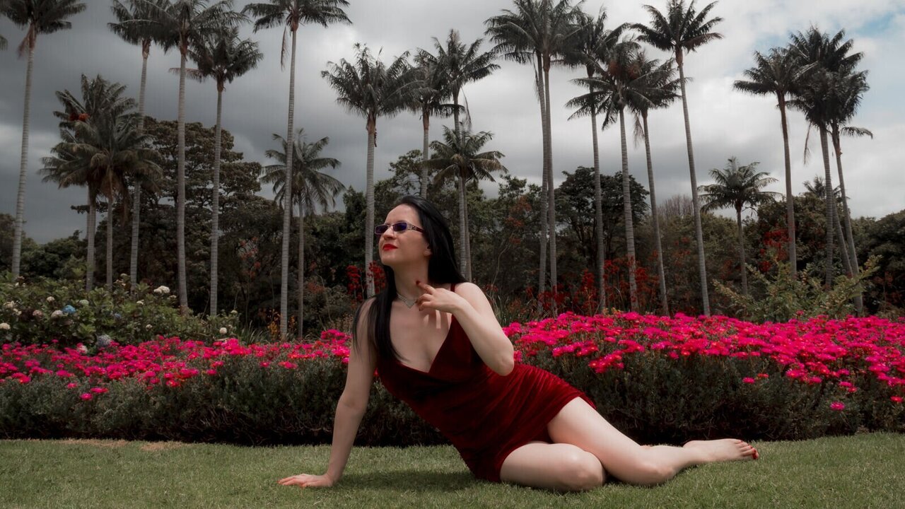 Join AlanaMonett for Exclusive Live Webcam