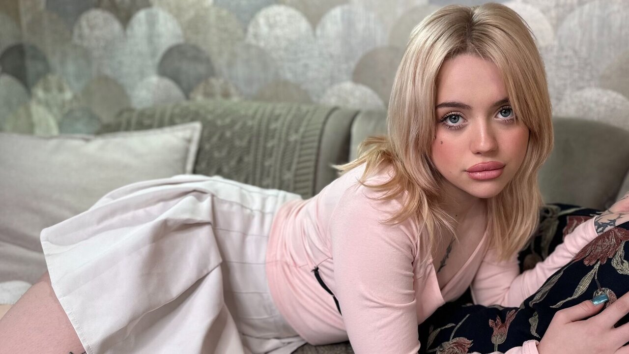 Join CassieMeadow for Exclusive Live Webcam