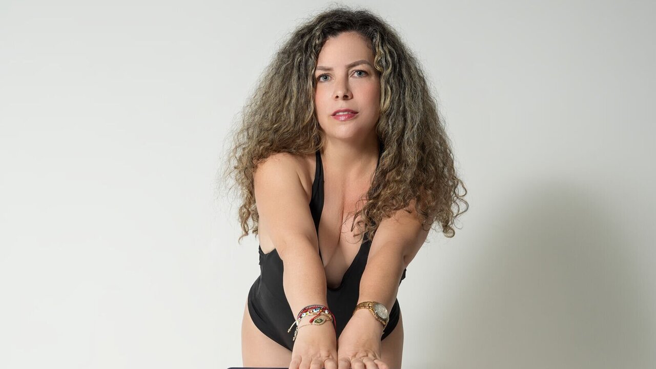 Join DominikaFrost for Exclusive Live Webcam