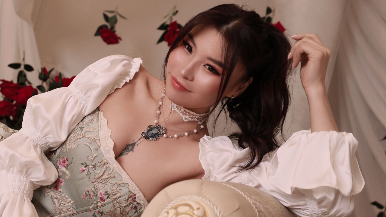 Join EvaWhitaker for Exclusive Live Webcam