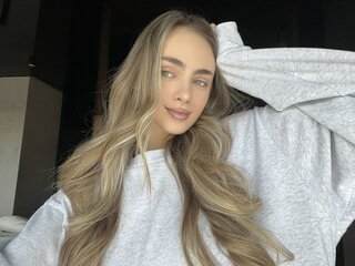 Join SaraLinton for Exclusive Live Webcam
