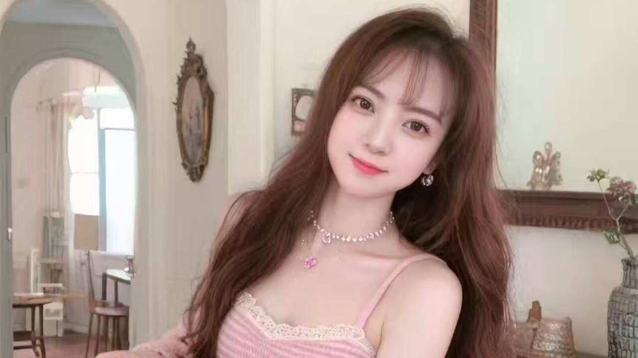 Join YiQiao for Exclusive Live Webcam